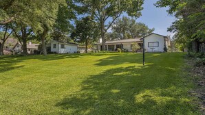 Il s’agit d’une propriété résidentielle dotée d’une pelouse bien entretenue, d’une maison individuelle et d’un garage.