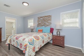 3 bedrooms, desk, WiFi, bed sheets