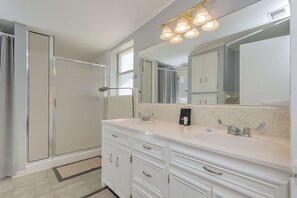 Shower, hair dryer, towels, shampoo - Lake Front Family Retreat: Colorado Arm Lake LBJ Private Dock & Kayaks Burnet TX (Burnet)