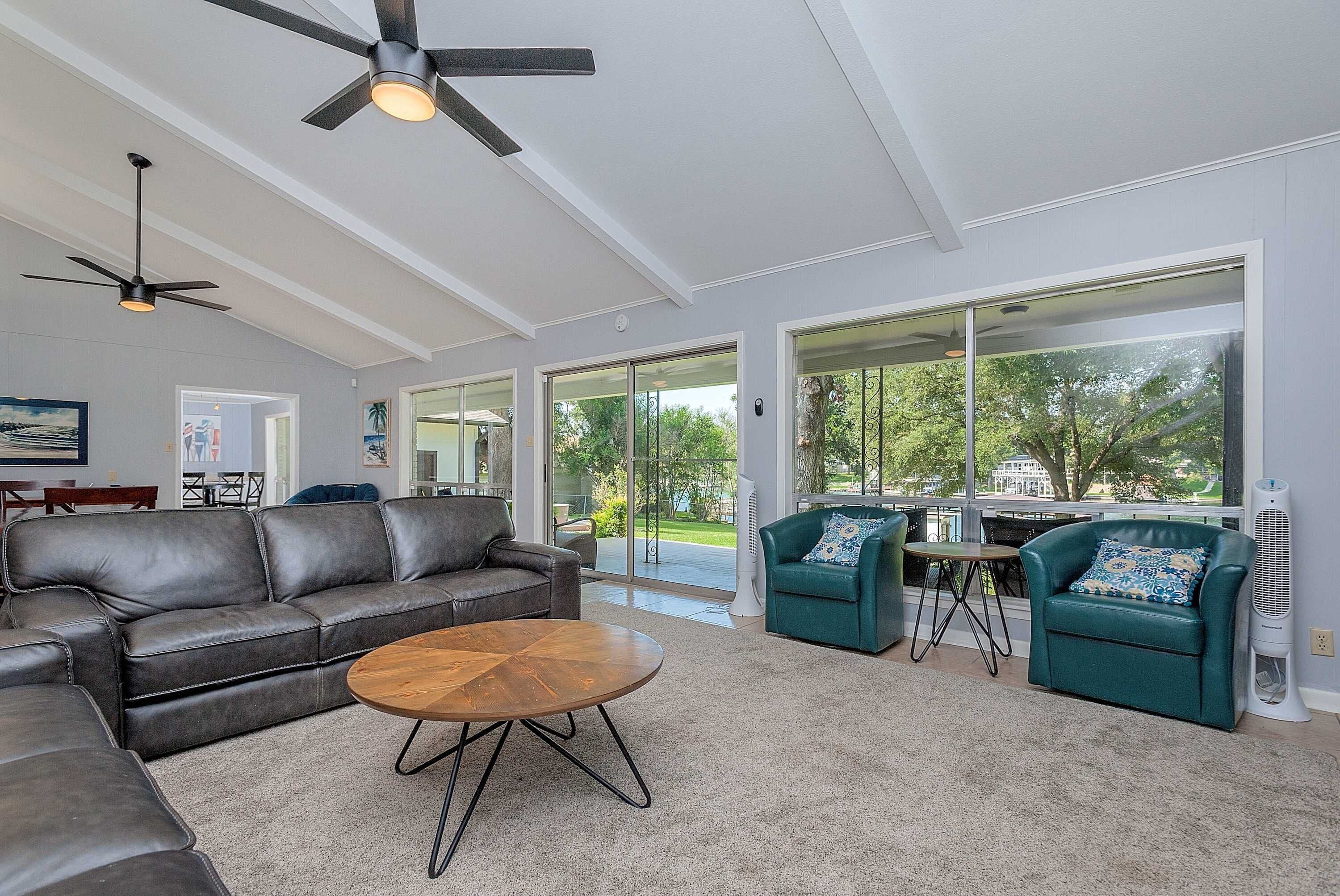 تلفزيون، مشغل دي في دي، كُتُب