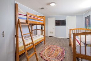3 bedrooms, desk, WiFi, bed sheets