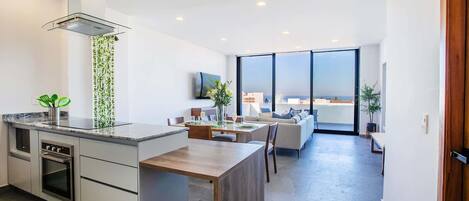 Kjøleskap, mikrobølgeovn, kokeplater og brødrister