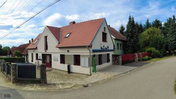 Vista frontal de la propiedad