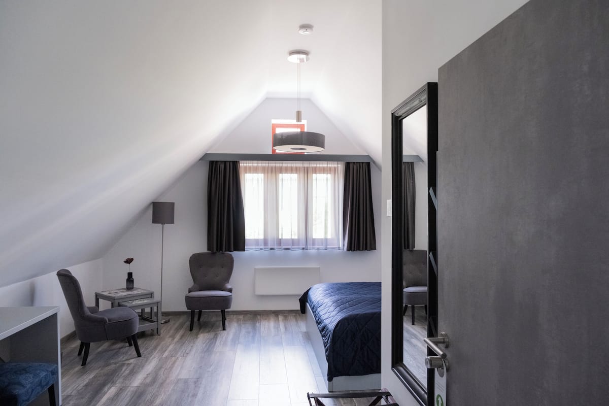 Coffres-forts dans les chambres, fer et planche à repasser