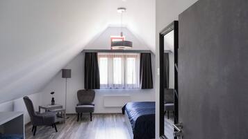 Habitación doble superior, vista a la colina | Caja de seguridad en la habitación y tabla de planchar con plancha