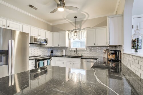 3 Mi to Dtwn Memphis: Charming Family Home!