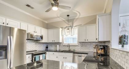 3 Mi to Dtwn Memphis: Charming Family Home!