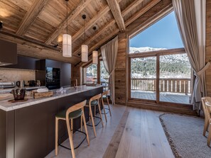 Kühlschrank, Geschirrspüler, Esstisch