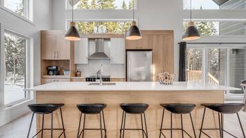 Frigorífico, microondas, horno y placa de cocina