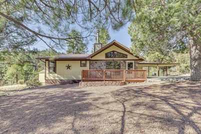 1 Mi to Downtown Ruidoso: Peaceful Forested Cabin!