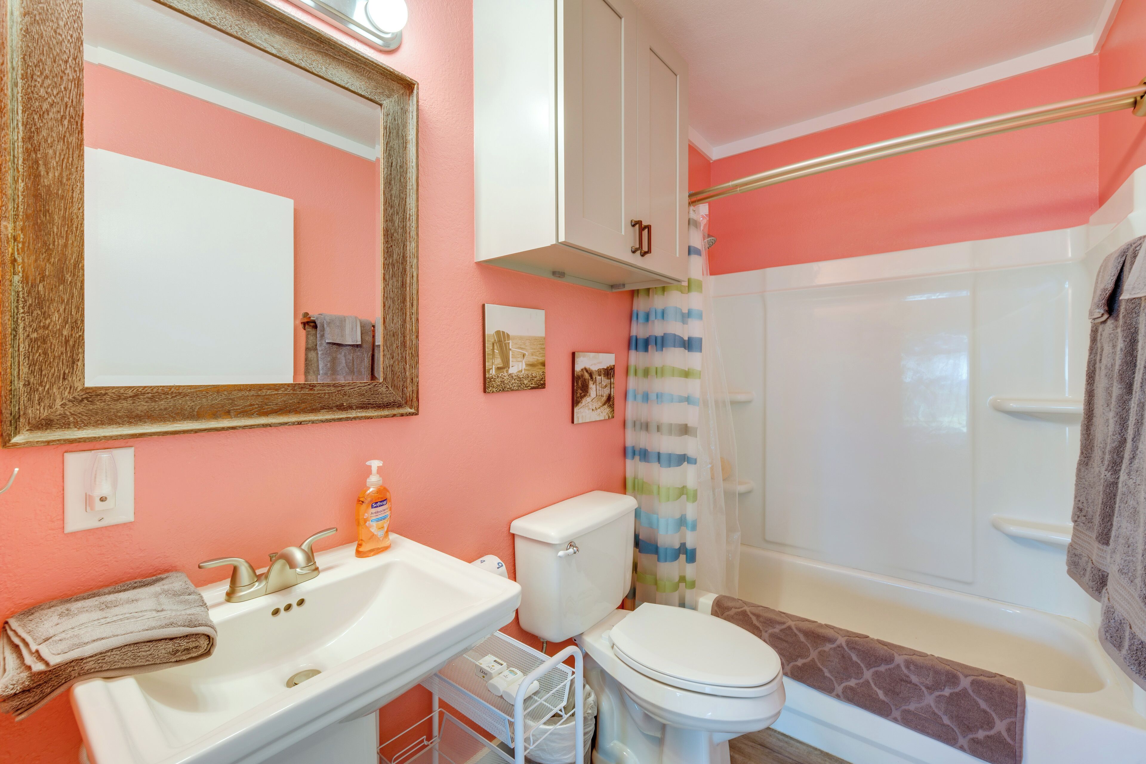 Une salle de bain avec un lavabo, des toilettes et une douche.