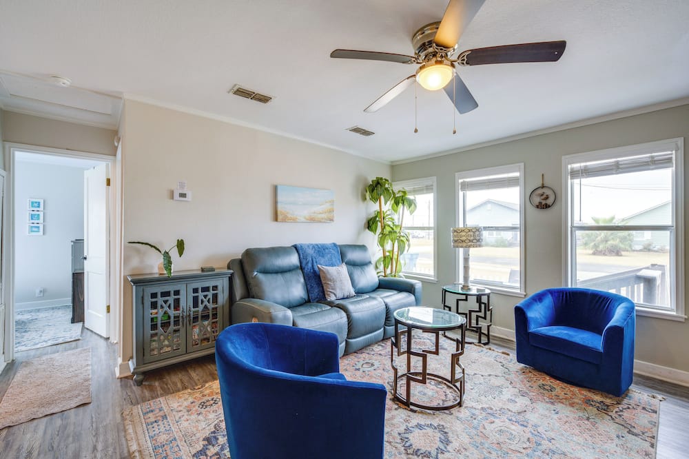 Walk to Beach & Pier: Updated Abode in Rockport! - Rockport, TX
