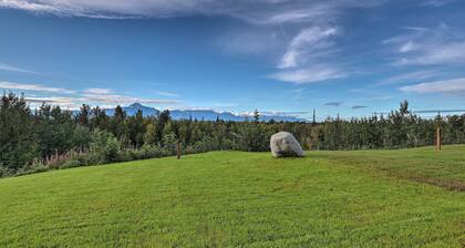 Mountain-view Deck: Secluded Cottage in Palmer