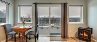 Mountain-view Deck: Secluded Cottage in Palmer