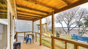 A wooden deck with a railing, a table, and chairs. - Tin De Blue Grainbury Silo and Cabins (Weatherford)