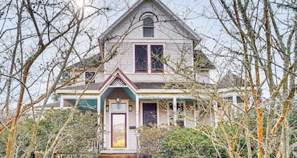 Walk to Parks & Cafes: Historic Jeanerette Home
