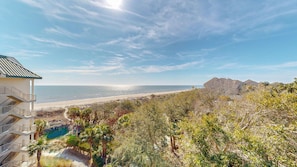 On the beach - Stunning Oceanfront Corner Unit in Hilton Head Island Villamare Community (Hilton Head)