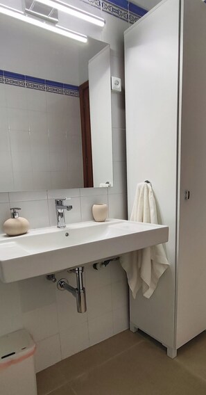 تجهيزات دش، مجففات شعر، مناشف، صابون