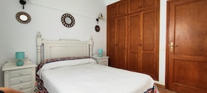 2 bedrooms, iron/ironing board, travel cot, free WiFi