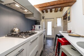 Kühlschrank, Mikrowelle, Geschirrspüler, Toaster