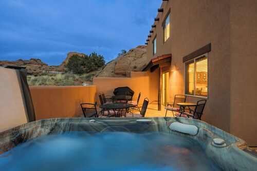 Red Rock Views | Private Hot Tub | Near Arches NP | Nestled in Slickrock