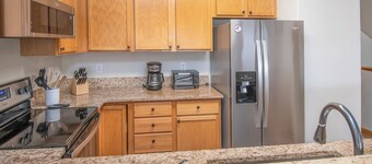 New Listing! Free Shuttle to Ski Resort! Walk to Restaurants