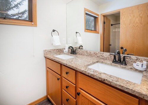Free Shuttle to Ski Resort | Walk to Restaurants | Deck