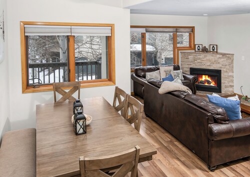 Free Shuttle to Ski Resort | Walk to Restaurants | Deck