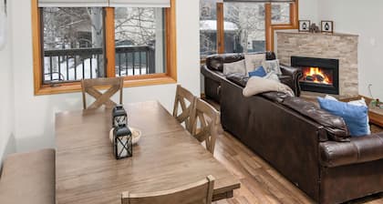 Free Shuttle to Ski Resort | Walk to Restaurants | Deck