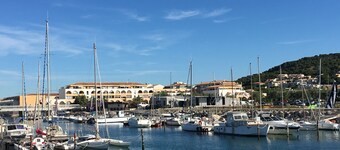 Renovated T3 with AC, balcony and Wifi in central Sète