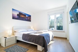 Apartamento de lujo, balcón, vistas al jardín | 3 dormitorios, caja fuerte, escritorio