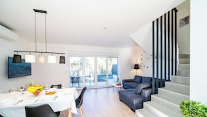 ลักซ์ชัวรี่อพาร์ทเมนท์, ระเบียง, วิวสวน | ห้องนั่งเล่น