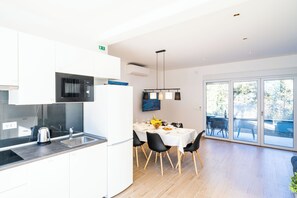 Luxury Apartment, Balcony, Garden View | Private kitchen