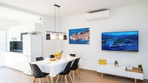 ลักซ์ชัวรี่อพาร์ทเมนท์, ระเบียง, วิวสวน | ห้องนั่งเล่น