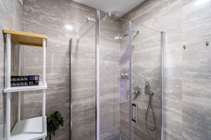 Apartamento de lujo, balcón, vistas al jardín | Baño | Artículos de higiene personal gratuitos, secador de pelo y toallas