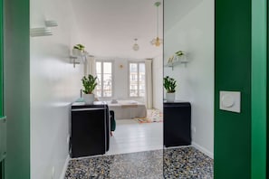 1 habitación, escritorio, tabla de planchar con plancha y cuna de viaje