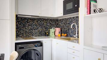 Een koelkast, een magnetron, een kookplaat