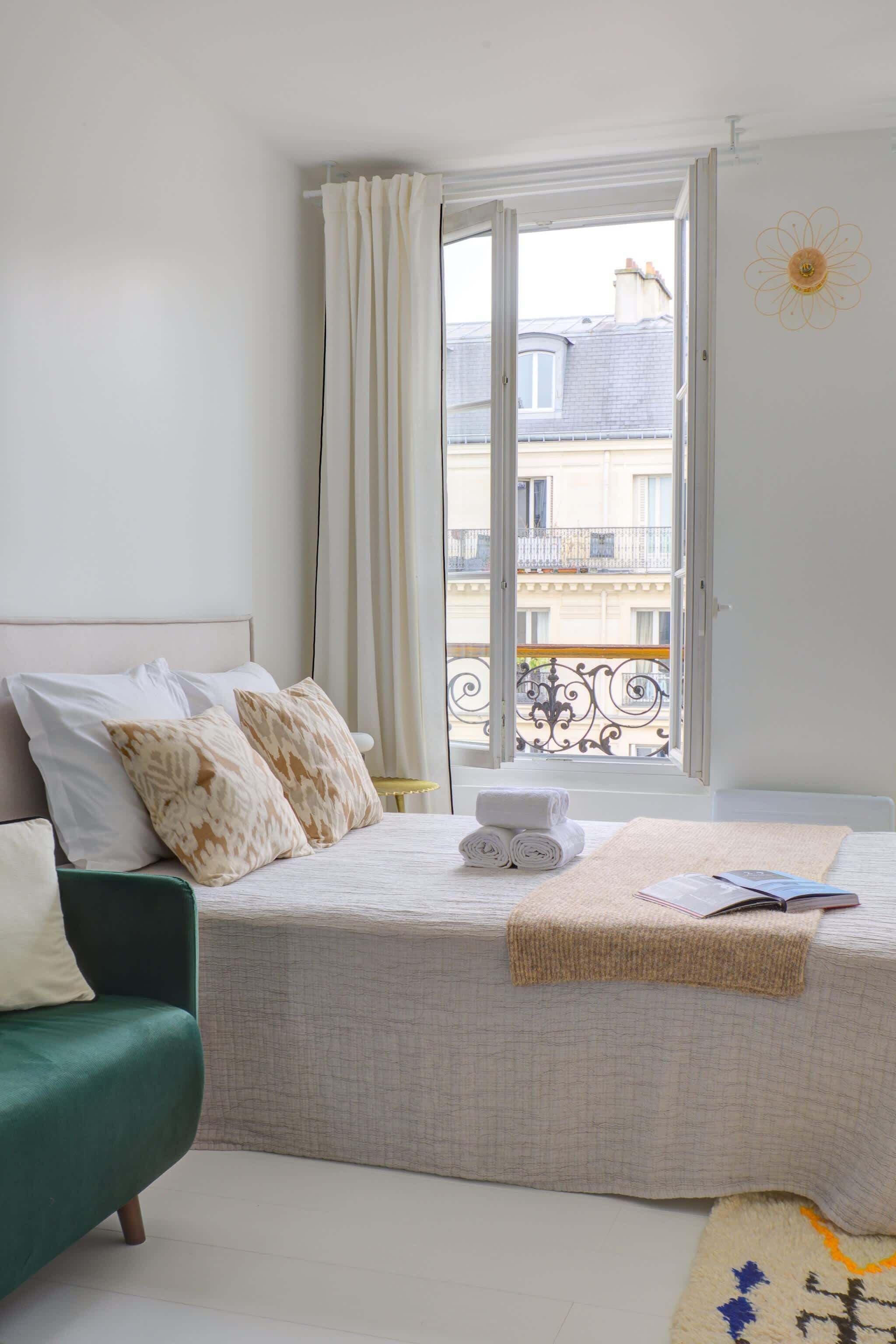 1 habitación, escritorio, tabla de planchar con plancha y cuna de viaje 