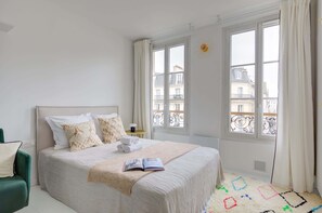 1 bedroom, desk, iron/ironing board, travel cot - Charming Studio For 3 Near Le Marais & Pompidou (Paris)