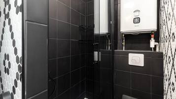 Douche, sèche-cheveux, serviettes fournies