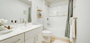 Douche, baignoire à jets, sèche-cheveux, bidet