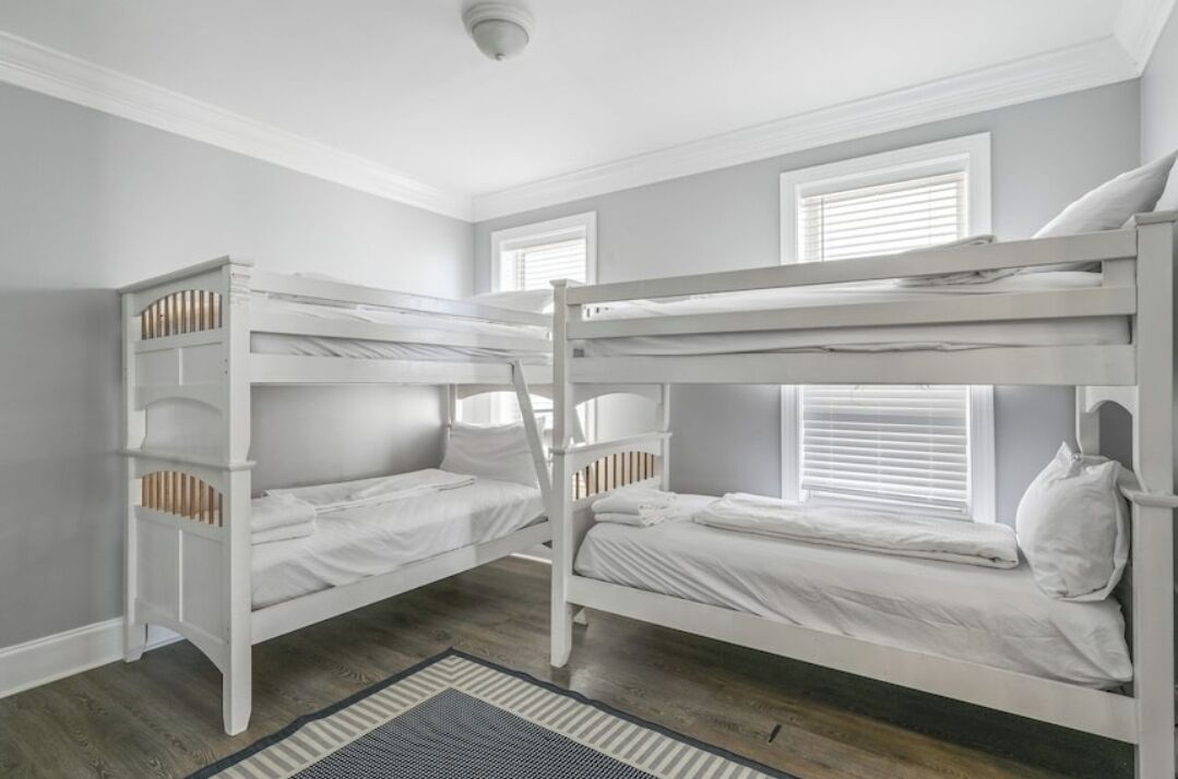 5 bedrooms, iron/ironing board, WiFi, bed sheets