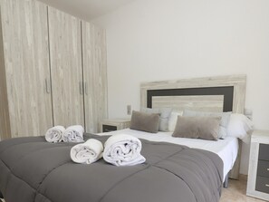 2 bedrooms, WiFi, bed sheets, wheelchair access - Contemporary Apartment in Salou with Air Conditioning (Salou)