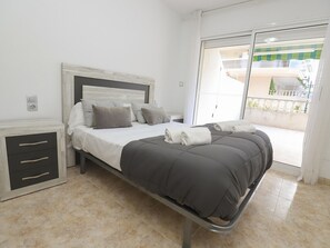 2 bedrooms, WiFi, bed sheets, wheelchair access - Contemporary Apartment in Salou with Air Conditioning (Salou)