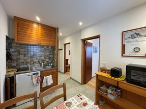 Fridge, stovetop, coffee/tea maker, toaster