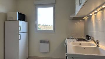 Een koelkast, een kookplaat, een vaatwasser