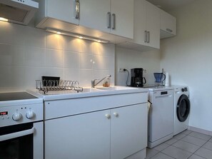 Fridge, stovetop, dishwasher, coffee/tea maker - 4-Room House, Garage, Near the Beach (Banyuls-sur-Mer)