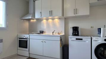 Réfrigérateur, plaque de cuisson, lave-vaisselle, cafetière/bouilloire