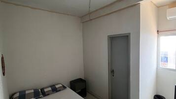 Quarto casal clássico | Wi-Fi de cortesia, roupa de cama
