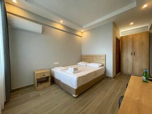 Standard-Doppelzimmer, Meerblick | Minibar, schallisolierte Zimmer, Zustellbetten, kostenloses WLAN